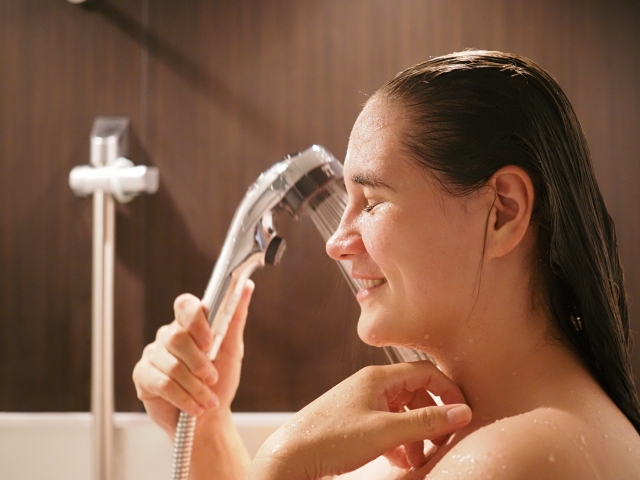 シャワーを浴びる女性。マツエクをつけている時、顔にシャワーをかけるのはNGです。